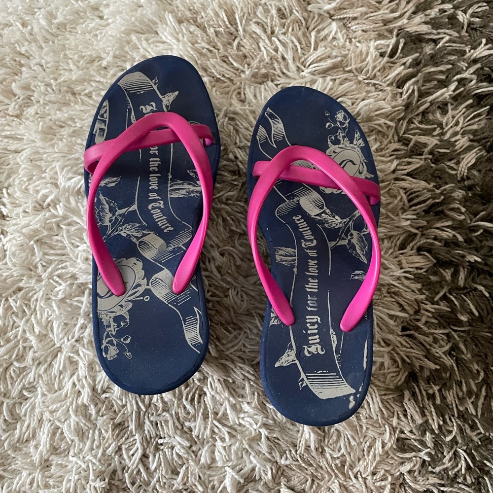 JUICY COUTURE WEDGE SLIPPER